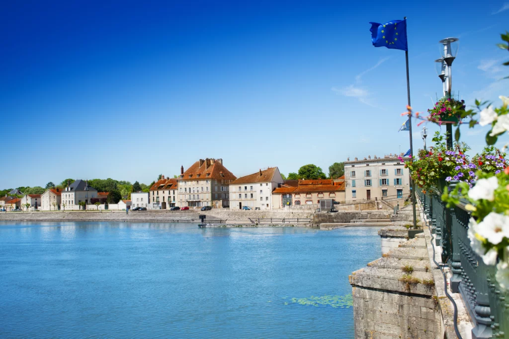Vue du fleuve ville de Gray et de Haute Saone